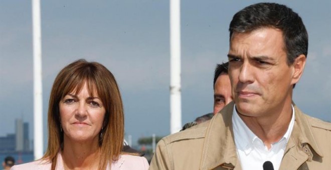 Pedro Sánchez, junto a la candidata socialista a lehendakari, Idoia Mendia, en Portugalete. / LUIS TEJIDO (EFE)