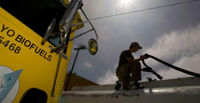 Un hombre surte su camión con biodiésel en California. AFP