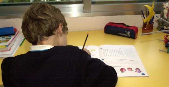 Un niño realizando los deberes en su casa/EFE
