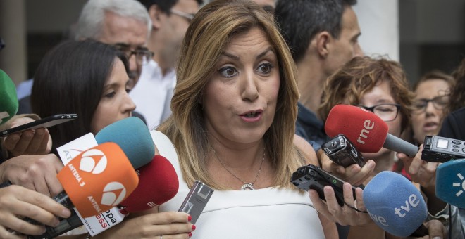 La presidenta andaluza, Susana Díaz, atiende a los medios en el Parlamento de Andalucía. EFE/Julio Muñoz
