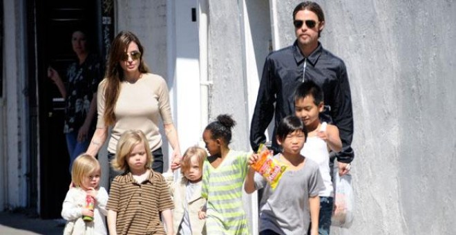El actor Brad Pitt y la actriz Angelina Jolie junto a sus hijos.