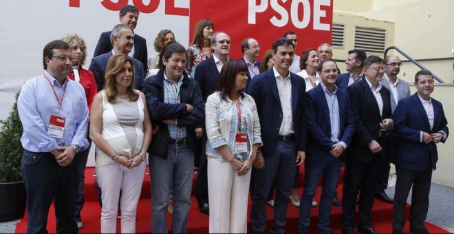 El líder socialista, Pedro Sánchez, en una reunión con los barones del partido en la sede de la madrileña calle de Ferraz. EFE