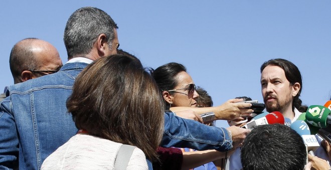 El secretario general de Podemos, Pablo Iglesias, atiende a los medios de comunicación momentos antes de asistir a la proyección de la película 'Política, manual de instrucciones', que se proyecta en el Festival Internacional de Cine de San Sebastián. EFE