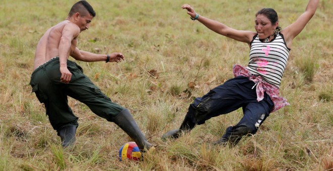 Dos guerrilleros juegan al fútbol durante las jornadas de la X Conferencia de las FARC.- REUTERS