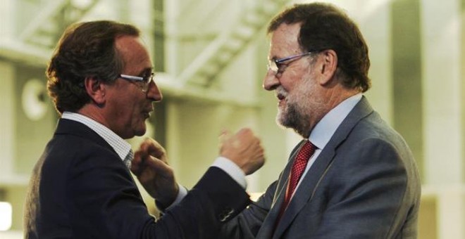 El presidente del Gobierno en funciones, Mariano Rajoy junto al candidato del PP a lehendakari, Alfonso Alonso, al inicio del mitin electoral que este partido ha celebrado hoy en Vitoria/EFE