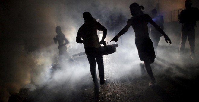 Un trabajador del Ministerio de Salud Pública y Población fumiga en la calle contra la reproducción de mosquitos para prevenir enfermedades como la malaria, el dengue y el Zika, durante una campaña de fumigación en Puerto Príncipe, Haití. REUTERS/Andres M