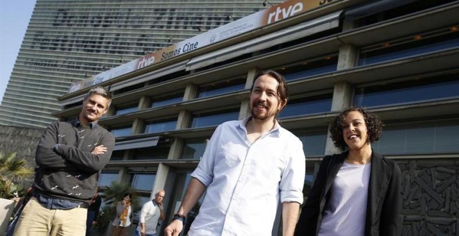 El secretario general de Podemos, Pablo Iglesias, ha asistido hoy a la proyección de la película 'Política, manual de instrucciones', que se proyecta en el Festival Internacional de Cine de San Sebastián. EFE/Javier Etxezarreta