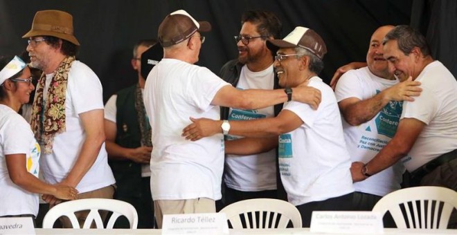 Miembros del estado mayor del secretariado de las FARC celebran la ratificación unánime del acuerdo de paz alcanzado con el Gobierno colombiano. - EFE