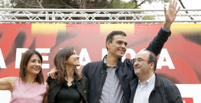 El secretario general del PSOE, Pedro Sánchez, durante su participación este mediodía en la fiesta de la Rosa del PSC, junto a la alcaldesa de Santa Coloma, Núria Parlon y el líder de los socialistas catalanes, Miquel Iceta, y la alcaldesa de Gavà, Raquel