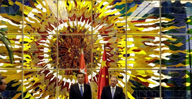 El presidente de Cuba, Raúl castro , con el primer ministro chino, Li Keqiang, durante su encuentro en el Palacio de la Revolución, en La Habana. REUTERS/Enrique de la Osa