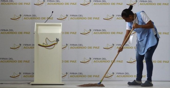 Una mujer limpia en el centro de prensa en Cartagena de Indias, donde se celebrará la firma del acuerdo de paz entre las FARC y el Gobierno de Colombia. AFP / Luis Robayo