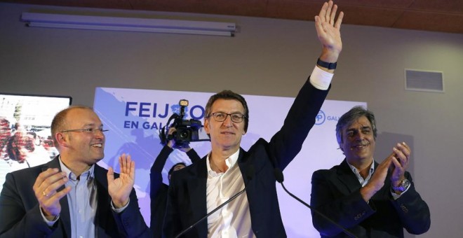 El presidente de la Xunta y candidato a la reelección, Alberto Nuñez Feijóo, junto al secretario geneal del PPdG, Miguel Tellado, y el portavoz parlamentario, Pedro Puy, saludan en el hotel de Santiago donde celebra el resultado electoral, tras la jornada