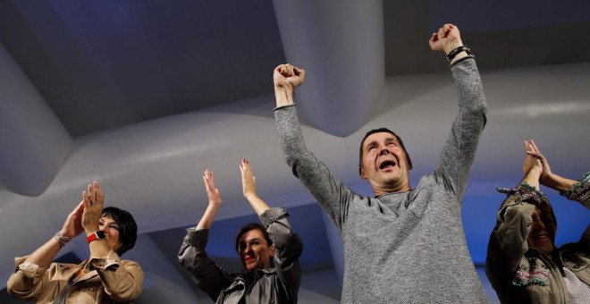 El dirigente de la izquierda abertzale, Arnaldo Otegi, y la candidata a lehendakari por EH Bildu, Laura Mintegi, celebran los resultados electorales de su formación e las elecciones vascas. EFE/Javier Etxezarreta.