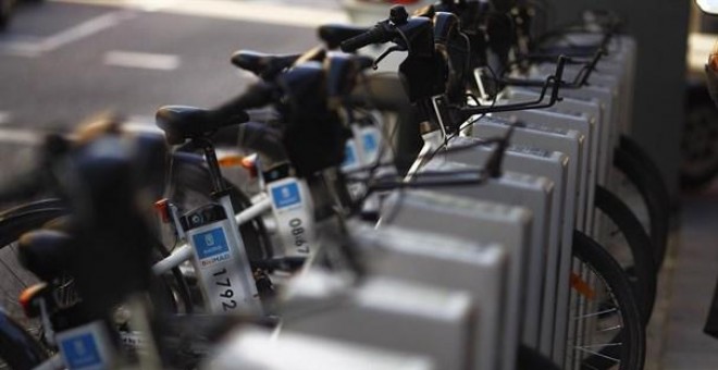 Varias bicicletas de BiciMAD estacionadas en una parada. EUROPA PRESS
