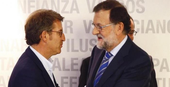 Rajoy y Feijóo se saludan en el Comité Ejecutivo Nacional del PP que se ha reunido hoy para analizar los resultados del 25-S. EFE/J.P. Gandul