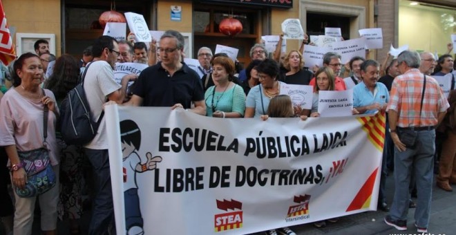 Más de un centenar de personas, entre ellos una veintena de diputados y concejales, se manifestó hace unos días ante el TSJA tras las resoluciones que vetan reducir la carga lectiva de la religión en la escuela.