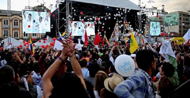 Cientos de personas siguen la firma de los Acuerdos de Paz desde la Plaza de Bolívar de Bogotá. - EFE