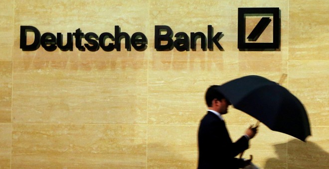 Un hombre pasa por delante de las oficinas del banco alemán Deutsche Bank en Londres. REUTERS/Luke MacGregor