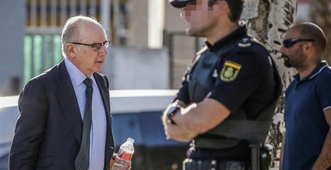 El expresidente de Bankia, Rodrigo Rato, a su llegada a sede de la Audiencia Nacional en San Fernando de Henares, donde prosigue el juicio por el uso de tarjetas opacas al fisco por parte de la cúpula de Caja Madrid y de la entidad rescatada.