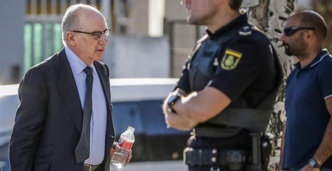 El expresidente de Bankia, Rodrigo Rato, a su llegada a sede de la Audiencia Nacional en San Fernando de Henares, donde prosigue el juicio por el uso de tarjetas opacas al fisco por parte de la cúpula de Caja Madrid y de la entidad rescatada.