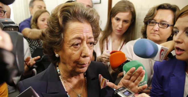 La senadora por Valencia Rita Barberá (no) contesta a las preguntas, antes de la reunión del Grupo Mixto del Senado donde, entre otros asuntos, se ha tratado de la situación de Barberá dentro de sus filas después de que causara baja. EFE/Mariscal