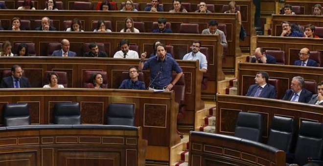 Pablo Iglesias durante su intervención en pleno el Congreso ante las sillas vacías del Gobierno. EFE/Paco Campos