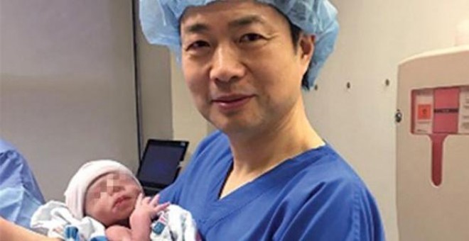 John Zhang sujeta al bebé Abrahim Hassan.- CENTRO NEW HOPE DE NUEVA YORK