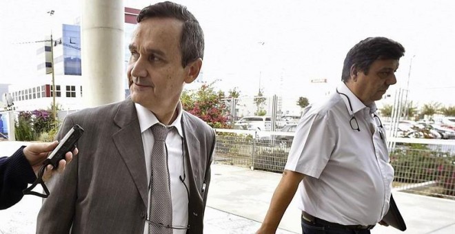 El acusado Serafín de Alba (d), acompañado de su abogado, a su llegada a la Ciudad de la Justicia de Murcia, donde hoy se inicia el juicio por el asesinato de la jugadora holandesa de voleibol Ingrid Visser y su pareja, Lodevijk Severein, hallados muertos