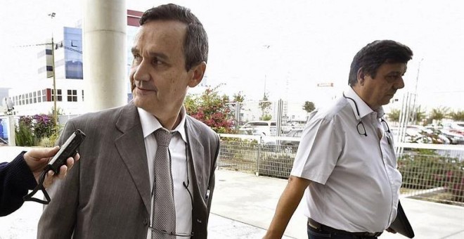 El acusado Serafín de Alba (d), acompañado de su abogado, a su llegada a la Ciudad de la Justicia de Murcia, donde hoy se inicia el juicio por el asesinato de la jugadora holandesa de voleibol Ingrid Visser y su pareja, Lodevijk Severein, hallados muertos