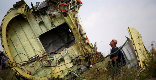 Un investigador analiza los restos del MH17. - REUTERS