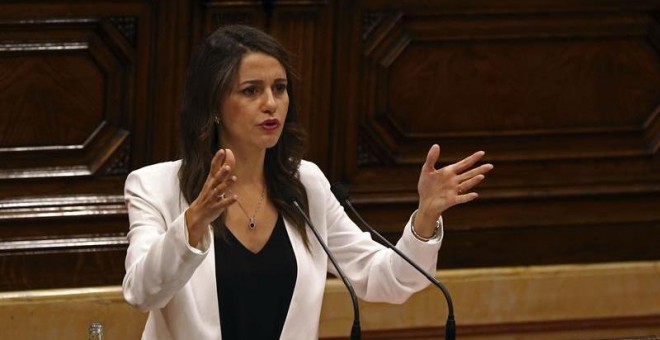 La líder de Ciudadanos, Inés Arrimadas, durante su intervención en la segunda jornada del pleno de la cuestión de confianza planteada por el presidente de la Generalitat, Carles Puigdemont, quien ayer anunció su intención de celebrar un referéndum unilate