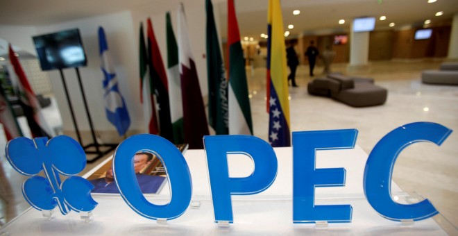 El logo de la Organización de Países Exportadores de Petróleo (OPEP), en su reunión informal en Argel. REUTERS/Ramzi Boudina