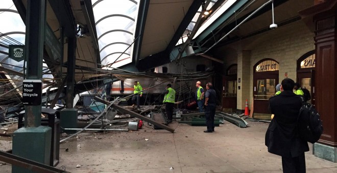 Fotografía facilitada por el usuario de Twitter ·coreyfutterman que muestra a los servicios de emergencia trabajando en el interior de la estación de trenes tras la colisión de un tren en la localidad de Hoboken, en el estado de Nueva Jersey . - REUTERS