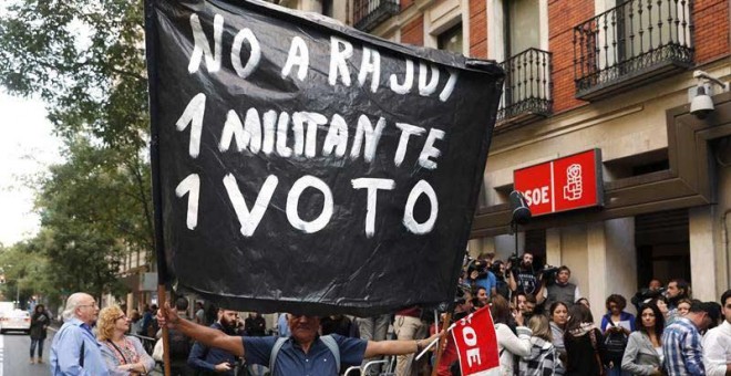 Militantes y periodistas se agolpan a la entrada de la sede del PSOE en Madrid. / EFE