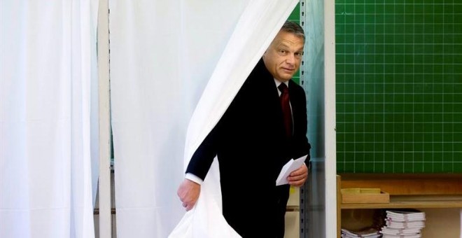 El primer ministro húngaro, Viktor Orban, tras votar en Budapest. /  SZILARD KOSZTICSAK (EFE)