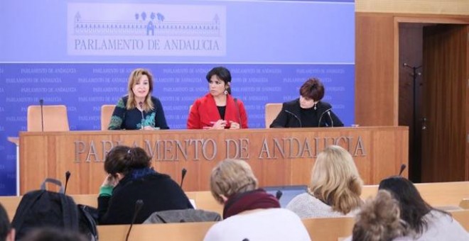 La secretaria general de Podemos en Andalucía, Teresa Rodríguez, junto a las diputadas Carmen Lizárraga y Esperanza Gómez (derecha). EFE