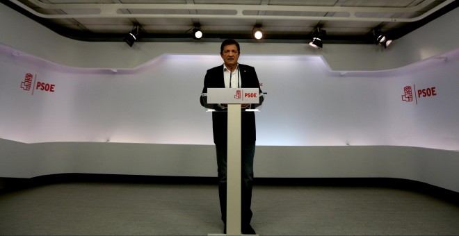 El presidente de la Comisión Gestora del PSOE, Javier Fernández, en la rueda de prensa posterior a la primera reunión de este órgano. REUTERS