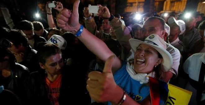 Votantes del NO celebran los resultados del plebiscito. - REUTERS