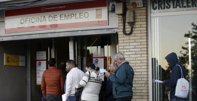 Una cola en una oficina del Servicio Público de Empleo de la Comunidad de Madrid. REUTERS