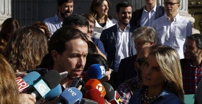 El secretario general de Podemos, Pablo Iglesias, atiende a los medios de comunicación tras presentar una proposición para derogar la ley de Racionalización y Sostenibilidad de la Administración Local. EFE/Paco Campos