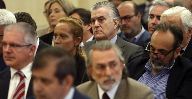 Correa, entre Crespo y Bárcenas en el juicio de Gürtel. EFE/Chema Moya
