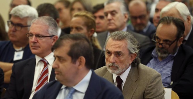 Francisco Correa, presunto cabecilla de la trama Gürtel, y Pablo Crespo, exsecretario de Organización del PP de Galicia y supuesto número dos de la trama, durante el juicio en la sede de la Audiencia Nacional de San Fernando de Henares. EFE/Chema Moya