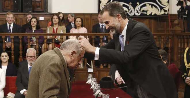 Juan Goytisolo recibiendo el Premio Cervantes en 2015 / EFE