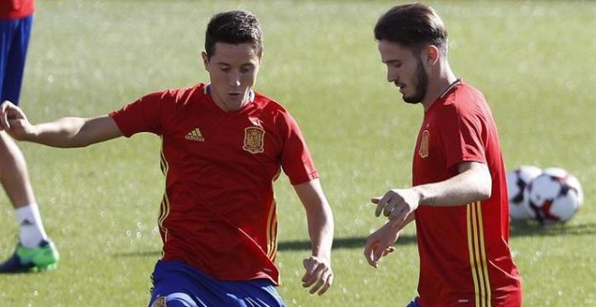 Ander Herrera, este martes, en el entrenamiento de la selección española junto a Saúl Ñíguez. /EFE