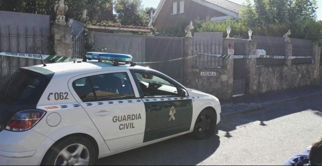 Un vehículo de la Guardia Civil delante del chalé donde se cometió el cuádruple crimen de Pioz. E.P.