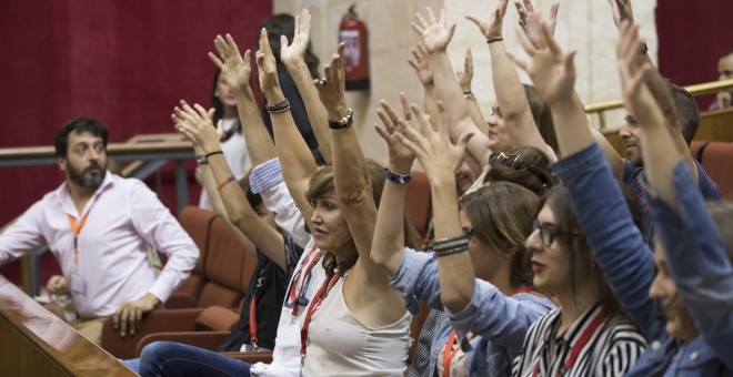 Representantes de diversos colectivos agitan sus manos en el Parlamento de Andalucía después de que el pleno del Parlamento haya aprobado la toma en consideración de las proposiciones de ley del PSOE y de Podemos para garantizar los derechos del colectivo