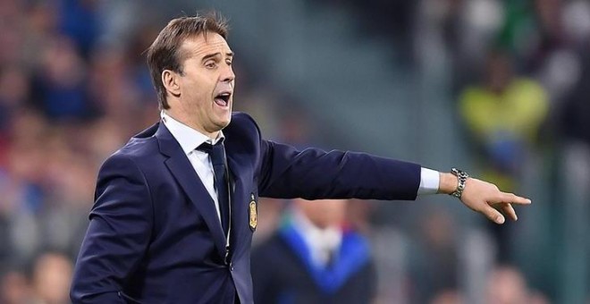 El seleccionador de España Julien Lopetegui da instrucciones en el partido contra Italia. /EFE