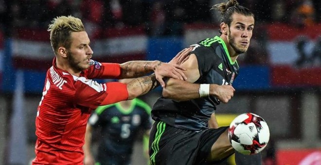 Marko Arnautovic (i) de Austria en acción ante Gareth Bale de Gales. /EFE