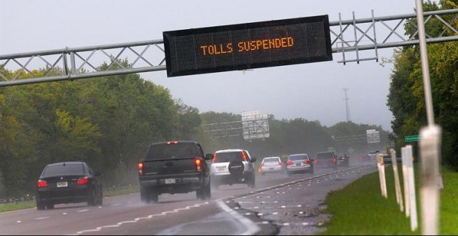 Vehículos se alejan de las costas de Florida en una autopista de la ciudad de Cocoa Beach. - EFE