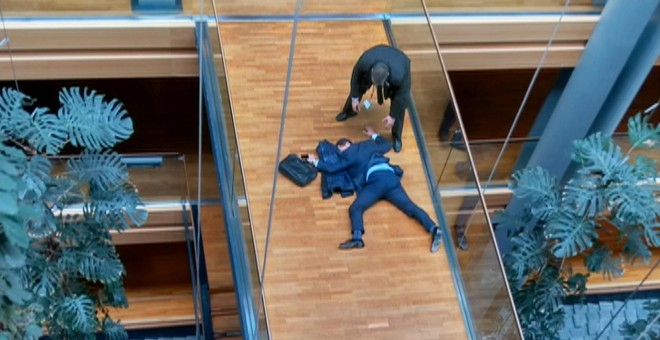 Steven Woolfe, de UKIP, desmayado en una pasarela del Parlamento Europeo. - REUTERS